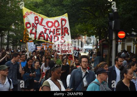 Nach dem Brand des Grenfell Tower Blocks in London am 16. Juni 2017 findet in Kensington und Chelsea Town Hall ein Protest statt. Die Demonstranten versammelten sich vor dem Rathaus von Kensington und Chelsea, um Gerechtigkeit für die vom Feuer betroffenen Personen zu fordern, das den Grenfell Tower entgifte. Nothelfer suchten weiterhin nach Leichen und warnten, dass sie möglicherweise nie in der Lage sein könnten, einige der Opfer zu identifizieren. (Foto von Alberto Pezzali/NurPhoto) *** Bitte nutzen Sie die Gutschrift aus dem Kreditfeld *** Stockfoto