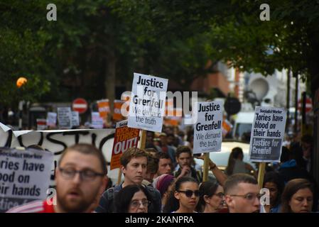 Nach dem Brand des Grenfell Tower Blocks in London am 16. Juni 2017 findet in Kensington und Chelsea Town Hall ein Protest statt. Die Demonstranten versammelten sich vor dem Rathaus von Kensington und Chelsea, um Gerechtigkeit für die vom Feuer betroffenen Personen zu fordern, das den Grenfell Tower entgifte. Nothelfer suchten weiterhin nach Leichen und warnten, dass sie möglicherweise nie in der Lage sein könnten, einige der Opfer zu identifizieren. (Foto von Alberto Pezzali/NurPhoto) *** Bitte nutzen Sie die Gutschrift aus dem Kreditfeld *** Stockfoto