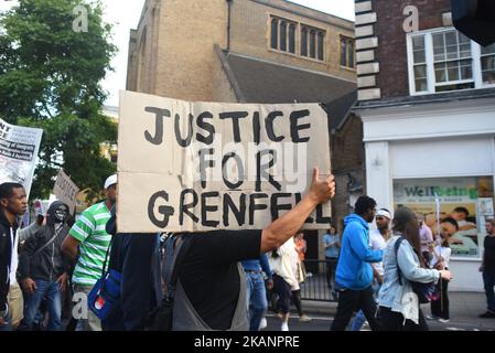 Nach dem Brand des Grenfell Tower Blocks in London am 16. Juni 2017 findet in Kensington und Chelsea Town Hall ein Protest statt. Die Demonstranten versammelten sich vor dem Rathaus von Kensington und Chelsea, um Gerechtigkeit für die vom Feuer betroffenen Personen zu fordern, das den Grenfell Tower entgifte. Nothelfer suchten weiterhin nach Leichen und warnten, dass sie möglicherweise nie in der Lage sein könnten, einige der Opfer zu identifizieren. (Foto von Alberto Pezzali/NurPhoto) *** Bitte nutzen Sie die Gutschrift aus dem Kreditfeld *** Stockfoto