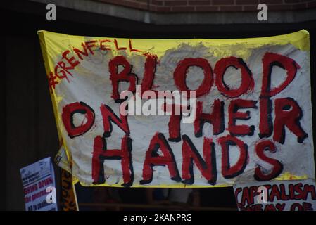 Nach dem Brand des Grenfell Tower Blocks in London am 16. Juni 2017 findet in Kensington und Chelsea Town Hall ein Protest statt. Die Demonstranten versammelten sich vor dem Rathaus von Kensington und Chelsea, um Gerechtigkeit für die vom Feuer betroffenen Personen zu fordern, das den Grenfell Tower entgifte. Nothelfer suchten weiterhin nach Leichen und warnten, dass sie möglicherweise nie in der Lage sein könnten, einige der Opfer zu identifizieren. (Foto von Alberto Pezzali/NurPhoto) *** Bitte nutzen Sie die Gutschrift aus dem Kreditfeld *** Stockfoto