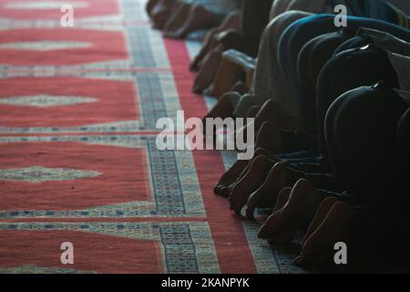 Eine Gruppe von Männern betet in der Kairaouine Moschee, einer Szene aus dem täglichen Leben in Fes Medina während des Ramadan 2017 am Freitag, 16. Juni 2017, in Fes, Marokko. (Foto von Artur Widak/NurPhoto) *** Bitte nutzen Sie die Gutschrift aus dem Kreditfeld *** Stockfoto