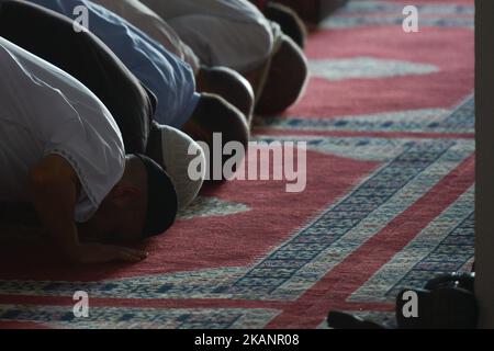 Eine Gruppe von Männern betet in der Kairaouine Moschee, einer Szene aus dem täglichen Leben in Fes Medina während des Ramadan 2017 am Freitag, 16. Juni 2017, in Fes, Marokko. (Foto von Artur Widak/NurPhoto) *** Bitte nutzen Sie die Gutschrift aus dem Kreditfeld *** Stockfoto