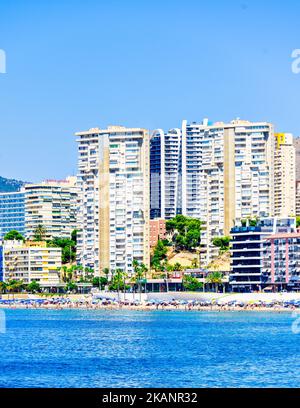 Skyline und Stadtbild am Ufer des berühmten Strandes. Die Stadt ist eine wichtige Touristenattraktion im Land und in der EU. Stockfoto