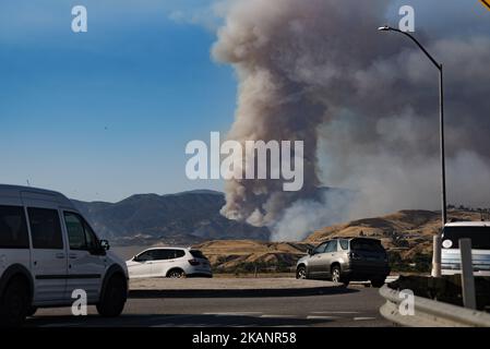 Das Wildfeuer am Castaic Lake ist am 17. Juni 2017 vom Freeway 5 in Castaic, Kalifornien, aus zu sehen. Castaic, Kalifornien, am 17. Juni 2017. Feuerwehrleute kämpfen gegen mehrere Waldbrände in Südkalifornien, da die Region von der ersten großen Hitzewelle des Sommers getroffen wird. (Foto von Ronen Tivony/NurPhoto) *** Bitte benutzen Sie die Gutschrift aus dem Kreditfeld *** Stockfoto