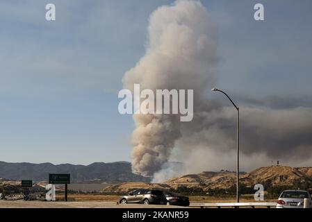 Das Wildfeuer am Castaic Lake ist am 17. Juni 2017 vom Freeway 5 in Castaic, Kalifornien, aus zu sehen. Castaic, Kalifornien, am 17. Juni 2017. Feuerwehrleute kämpfen gegen mehrere Waldbrände in Südkalifornien, da die Region von der ersten großen Hitzewelle des Sommers getroffen wird. (Foto von Ronen Tivony/NurPhoto) *** Bitte benutzen Sie die Gutschrift aus dem Kreditfeld *** Stockfoto