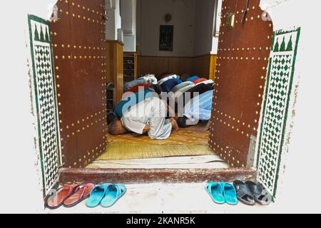 Männer, die in einem kleinen Moskiton in Fes Medina beten. Eine Szene aus dem Alltag in Fes während des Ramadan 2017. Am Samstag, den 17. Juni 2017, in Fes, Marokko. (Foto von Artur Widak/NurPhoto) *** Bitte nutzen Sie die Gutschrift aus dem Kreditfeld *** Stockfoto