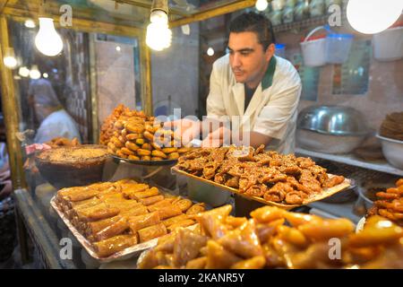 Ein Stand mit marokkanischen Sesamkeksen und Kuchen mit Honig zum Verkauf in Fes Medina. Eine Szene aus dem Alltag in Fes während des Ramadan 2017. Am Samstag, den 17. Juni 2017, in Fes, Marokko. (Foto von Artur Widak/NurPhoto) *** Bitte nutzen Sie die Gutschrift aus dem Kreditfeld *** Stockfoto