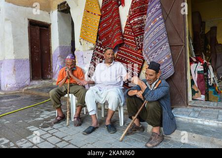 Drei Einheimische unterhalten sich in einer der vielen kleinen Straßen in Fes Medina. Eine Szene aus dem Alltag in Fes während des Ramadan 2017. Am Samstag, den 17. Juni 2017, in Fes, Marokko. (Foto von Artur Widak/NurPhoto) *** Bitte nutzen Sie die Gutschrift aus dem Kreditfeld *** Stockfoto