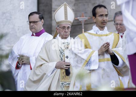 Papst Franziskus kommt, um am 18. Juni 2017 in der Lateranbasilika eine Heilige Messe zum Fest der Fronleichnam-Domini oder Fronleichnam in Rom, Italien, zu halten. Das römisch-katholische Fest des Corpus Domini erinnert an das letzte Abendmahl Christi und an die Einsetzung der Eucharistie. Im Anschluss an die Messe fand die traditionelle Fackelprozession statt, an der Pfarrgruppen, Sodalitäten und karitative und brüderliche Organisationen aller Art zusammen mit den einfachen Bürgern teilnehmen, von der Lateranbasilika St. John bis zur Basilika St. Maria Maggiore.(Photo by Giuseppe Ciccia/NurPhoto) *** Bitte nutzen Sie die Gutschrift vom Stockfoto