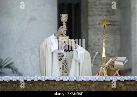 Papst Franziskus führt am 18. Juni 2017 eine Heilige Messe in der Lateranbasilika St. Johannes zum Fest der Fronleichnam-Domini oder Fronleichnam in Rom, Italien, durch. Das römisch-katholische Fest des Corpus Domini erinnert an das letzte Abendmahl Christi und an die Einsetzung der Eucharistie. Im Anschluss an die Messe fand die traditionelle Fackelprozession statt, an der Pfarrgruppen, Sodalitäten und karitative und brüderliche Organisationen aller Art zusammen mit den einfachen Bürgern teilnehmen, von der Lateranbasilika St. John bis zur Basilika St. Maria Maggiore.(Photo by Giuseppe Ciccia/NurPhoto) *** Bitte nutzen Sie die Gutschrift aus dem Credit FI Stockfoto