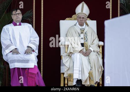 Papst Franziskus führt am 18. Juni 2017 eine Heilige Messe in der Lateranbasilika St. Johannes zum Fest der Fronleichnam-Domini oder Fronleichnam in Rom, Italien, durch. Das römisch-katholische Fest des Corpus Domini erinnert an das letzte Abendmahl Christi und an die Einsetzung der Eucharistie. Im Anschluss an die Messe fand die traditionelle Fackelprozession statt, an der Pfarrgruppen, Sodalitäten und karitative und brüderliche Organisationen aller Art zusammen mit den einfachen Bürgern teilnehmen, von der Lateranbasilika St. John bis zur Basilika St. Maria Maggiore.(Photo by Giuseppe Ciccia/NurPhoto) *** Bitte nutzen Sie die Gutschrift aus dem Credit FI Stockfoto