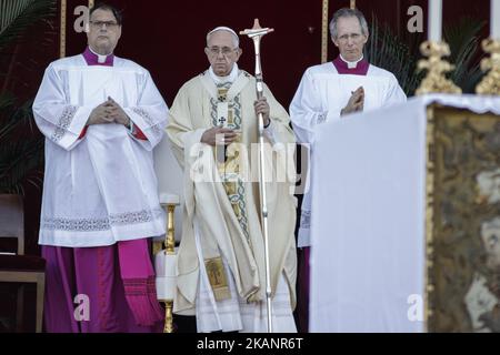 Papst Franziskus führt am 18. Juni 2017 eine Heilige Messe in der Lateranbasilika St. Johannes zum Fest der Fronleichnam-Domini oder Fronleichnam in Rom, Italien, durch. Das römisch-katholische Fest des Corpus Domini erinnert an das letzte Abendmahl Christi und an die Einsetzung der Eucharistie. Im Anschluss an die Messe fand die traditionelle Fackelprozession statt, an der Pfarrgruppen, Sodalitäten und karitative und brüderliche Organisationen aller Art zusammen mit den einfachen Bürgern teilnehmen, von der Lateranbasilika St. John bis zur Basilika St. Maria Maggiore.(Photo by Giuseppe Ciccia/NurPhoto) *** Bitte nutzen Sie die Gutschrift aus dem Credit FI Stockfoto