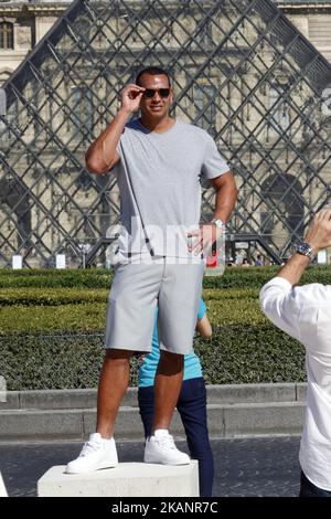 Jennifer Lopez und ihr Freund Alex Rodriguez spazieren durch den Park des Jardin des Tuileries und haben am 18. Juni 2017 in Paris, Frankreich, Fotos mit der Pyramide des Louvre gemacht. (Foto von Mehdi Taamallah/Nurphoto) *** Bitte nutzen Sie die Gutschrift aus dem Kreditfeld *** Stockfoto