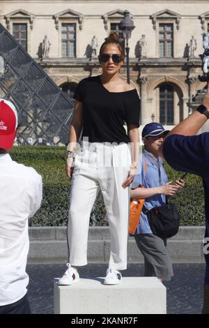 Jennifer Lopez und ihr Freund Alex Rodriguez spazieren durch den Park des Jardin des Tuileries und haben am 18. Juni 2017 in Paris, Frankreich, Fotos mit der Pyramide des Louvre gemacht. (Foto von Mehdi Taamallah/Nurphoto) *** Bitte nutzen Sie die Gutschrift aus dem Kreditfeld *** Stockfoto