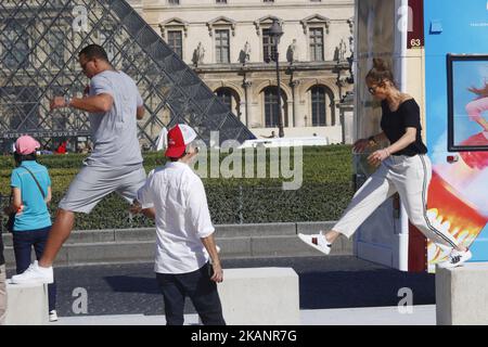 Jennifer Lopez und ihr Freund Alex Rodriguez spazieren durch den Park des Jardin des Tuileries und haben am 18. Juni 2017 in Paris, Frankreich, Fotos mit der Pyramide des Louvre gemacht. (Foto von Mehdi Taamallah/Nurphoto) *** Bitte nutzen Sie die Gutschrift aus dem Kreditfeld *** Stockfoto