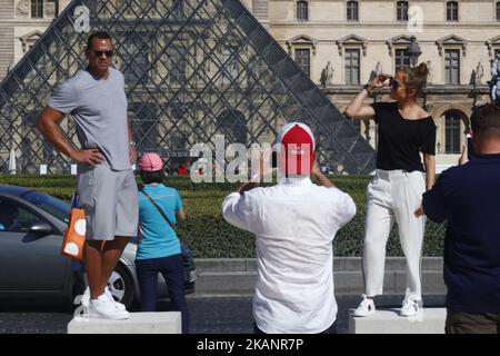 Jennifer Lopez und ihr Freund Alex Rodriguez spazieren durch den Park des Jardin des Tuileries und haben am 18. Juni 2017 in Paris, Frankreich, Fotos mit der Pyramide des Louvre gemacht. (Foto von Mehdi Taamallah/Nurphoto) *** Bitte nutzen Sie die Gutschrift aus dem Kreditfeld *** Stockfoto