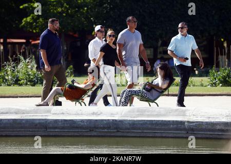 Jennifer Lopez und ihr Freund Alex Rodriguez spazieren durch den Park des Jardin des Tuileries und haben am 18. Juni 2017 in Paris, Frankreich, Fotos mit der Pyramide des Louvre gemacht. (Foto von Mehdi Taamallah/Nurphoto) *** Bitte nutzen Sie die Gutschrift aus dem Kreditfeld *** Stockfoto