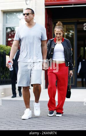 Jennifer Lopez und ihr Freund Alex Rodriguez spazieren durch den Park des Jardin des Tuileries und haben am 18. Juni 2017 in Paris, Frankreich, Fotos mit der Pyramide des Louvre gemacht. (Foto von Mehdi Taamallah/Nurphoto) *** Bitte nutzen Sie die Gutschrift aus dem Kreditfeld *** Stockfoto