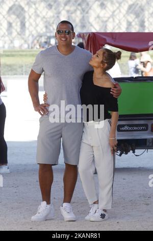 Jennifer Lopez und ihr Freund Alex Rodriguez spazieren durch den Park des Jardin des Tuileries und haben am 18. Juni 2017 in Paris, Frankreich, Fotos mit der Pyramide des Louvre gemacht. (Foto von Mehdi Taamallah/Nurphoto) *** Bitte nutzen Sie die Gutschrift aus dem Kreditfeld *** Stockfoto