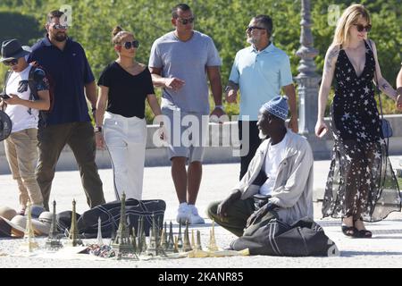 Jennifer Lopez und ihr Freund Alex Rodriguez spazieren durch den Park des Jardin des Tuileries und haben am 18. Juni 2017 in Paris, Frankreich, Fotos mit der Pyramide des Louvre gemacht. (Foto von Mehdi Taamallah/Nurphoto) *** Bitte nutzen Sie die Gutschrift aus dem Kreditfeld *** Stockfoto