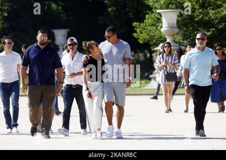 Jennifer Lopez und ihr Freund Alex Rodriguez spazieren durch den Park des Jardin des Tuileries und haben am 18. Juni 2017 in Paris, Frankreich, Fotos mit der Pyramide des Louvre gemacht. (Foto von Mehdi Taamallah/Nurphoto) *** Bitte nutzen Sie die Gutschrift aus dem Kreditfeld *** Stockfoto