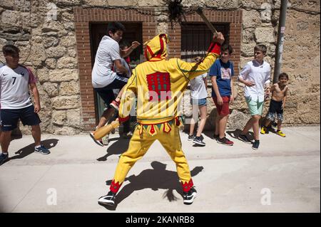 Die Persönlichkeit des Colacho ist der Jagd nach den Jugendlichen der Stadt gewidmet, die ihn während der Tour in Castrillo von Murcia (Burgos) während der Feierlichkeiten anführen. , Am 18. Juni 2017. El Colacho ist ein traditionelles Fest, das jährlich in der Stadt Castrillo de Murcia (Burgos, Spanien) stattfindet. Sie wird seit 1621 ununterbrochen abgehalten. Es besteht aus einem Tag, an dem der Colacho, ein grotesker Charakter, gekleidet in eine farbenprächtige Botarga und bedeckt mit einer Maske, geschickt wird, um als Darstellung des Teufels den Menschen der Stadt W mit einem Pony-Schwanz zu peitschen Stockfoto