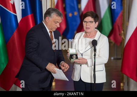 Die polnische Premierministerin Beata Szydlo (R) übergibt den Vorsitz der Visegrad-Gruppe an den ungarischen Premierminister Viktor Orban (L) während des Treffens der Visegrad-Gruppe am 19. Juni 2017 im Königlichen Schloss in Warschau (Polen) (Foto: Mateusz Wlodarczyk/NurPhoto) *** Bitte benutzen Sie die Gutschrift aus dem Kreditfeld *** Stockfoto