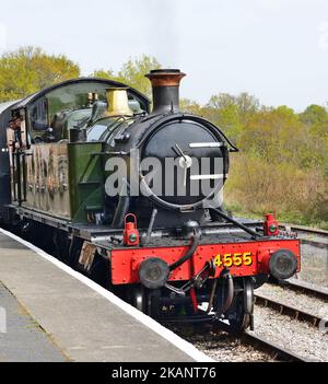 GWR 4500 Baureihe 2-6-2 Panzerlokomotive Nr. 4555 bei Ankunft am Bahnhof Totnes Riverside auf der South Devon Railway. Stockfoto