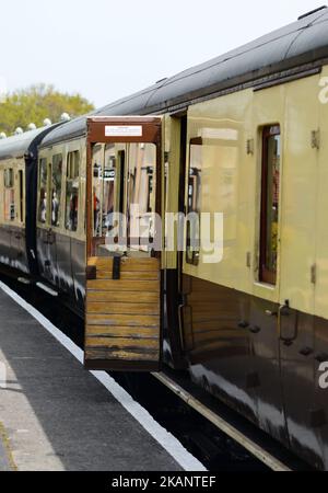 Öffnen Sie die Kutschentür am Bahnhof Totnes Riverside auf der South Devon Railway. Stockfoto