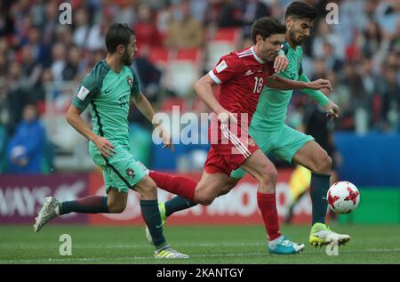 Yury Schirkov (C) der russischen Fußballnationalmannschaft wetteifern während des Spiels des FIFA Confederations Cup 2017, erste Etappe - Gruppe A zwischen Russland und Portugal im Spartak-Stadion am 21. Juni 2017 in Moskau, Russland. (Foto von Igor Russak/NurPhoto) *** Bitte nutzen Sie die Gutschrift aus dem Kreditfeld *** Stockfoto