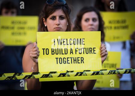 Aktivisten der Menschenrechtsorganisation Amnesty International versammeln sich am 20. Juni 2017 vor dem Pantheon während eines Flashmob am Weltflüchtlingstag im Zentrum Roms. Amnesty International ruft zum Schutz von Flüchtlingen auf, aktiviert sichere Kanäle für Asylbewerber und Flüchtlinge und schafft eine Alternative zu gefährlichen irregulären Überfahrten (Foto: Andrea Ronchini/NurPhoto) *** Bitte benutzen Sie den Credit from Credit Field *** Stockfoto