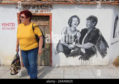 Das Dorf Staro Zhelezare ist auf dem Weg, das erste Dorf in Bulgarien zu werden, gemalt mit Graffiti von weltberühmten Menschen, Donnerstag, 22. Juni 2017. Das Projekt ist Idee des Künstlers Ventsislav Piriankov, in der Hoffnung auf eine wirtschaftliche Wiederbelebung durch seine Kunst. Die Macht der Prominenten schmerzte an den Wänden der Häuser im Dorf locken viele Touristen. Hausbesitzer werden an den Wänden ihrer eigenen Häuser mit Persönlichkeiten wie Wladimir Putin, Papst Franziskus, Fidel Castro, Stalin, Königin Elisabeth II., Barack Obama, Angela Merkel, Angelina Jolie und Margaret Thatcher. (Foto von Petar Petrov/Impact Press Stockfoto