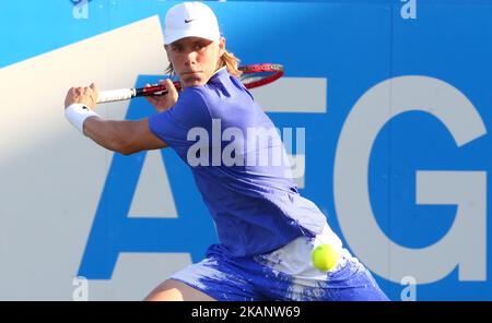 Denis Shapovalov (CAN) gegen Tomas Berdych CZE während des zweiten Spiels am dritten Tag der ATP Aegon Championships im Queen's Club im Westen Londons am 21. Juni 2017 (Foto: Kieran Galvin/NurPhoto) *** Bitte benutzen Sie die Gutschrift aus dem Kreditfeld *** Stockfoto