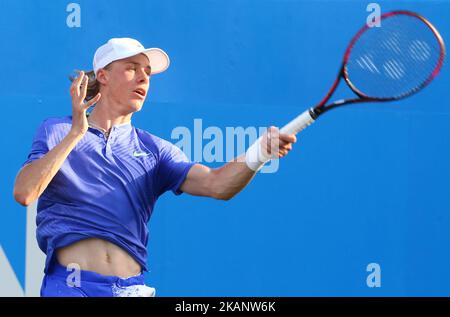 Denis Shapovalov (CAN) gegen Tomas Berdych CZE während des zweiten Spiels am dritten Tag der ATP Aegon Championships im Queen's Club im Westen Londons am 21. Juni 2017 (Foto: Kieran Galvin/NurPhoto) *** Bitte benutzen Sie die Gutschrift aus dem Kreditfeld *** Stockfoto