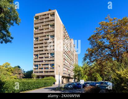 Südlicher Giebel des Wohngebäudes „Maison Radieuse“, das vom schweizerisch-französischen Architekten Le Corbusier in Rezé, Frankreich, entworfen wurde. Stockfoto
