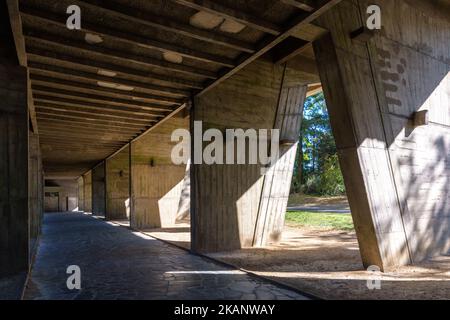 Betonsäulen des Wohngebäudes „Maison Radieuse“, das vom schweizerisch-französischen Architekten Le Corbusier in Rezé, Frankreich, entworfen wurde. Stockfoto