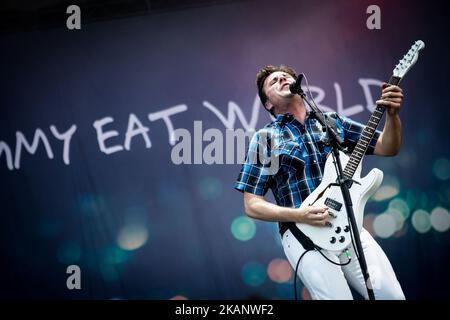 Jim Adkins von der amerikanischen Rockband Jimmy Eat World ist auf der Bühne zu sehen, als sie am 21.. Juni 2017 im Ippodromo San Siro in Mailand, Italien, auftritt. (Foto von Roberto Finizio/NurPhoto) *** Bitte nutzen Sie die Gutschrift aus dem Kreditfeld *** Stockfoto