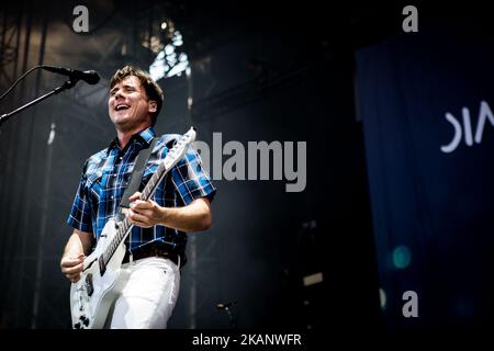 Jim Adkins von der amerikanischen Rockband Jimmy Eat World ist auf der Bühne zu sehen, als sie am 21.. Juni 2017 im Ippodromo San Siro in Mailand, Italien, auftritt. (Foto von Roberto Finizio/NurPhoto) *** Bitte nutzen Sie die Gutschrift aus dem Kreditfeld *** Stockfoto