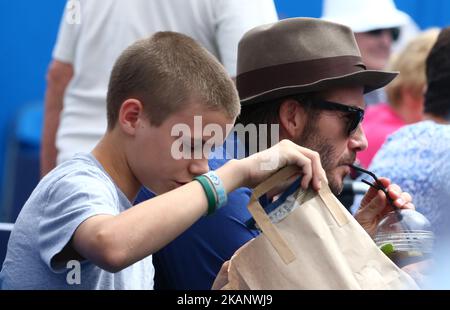 David Beckham und Romeo Beckham beobachten Sam Querrey (USA) während des Zweikampf der Männer am vierten Tag der ATP Aegon Championships im Queen's Club im Westen Londons am 22. Juni 2017 (Foto von Kieran Galvin/NurPhoto) *** Bitte nutzen Sie die Gutschrift aus dem Credit Field *** Stockfoto