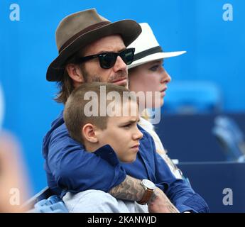 David Beckham und Romeo Beckham beobachten Sam Querrey (USA) während des Zweikampf der Männer am vierten Tag der ATP Aegon Championships im Queen's Club im Westen Londons am 22. Juni 2017 (Foto von Kieran Galvin/NurPhoto) *** Bitte nutzen Sie die Gutschrift aus dem Credit Field *** Stockfoto