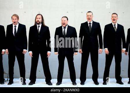 Mieskuoro Huutajat (Screaming Men's Choir) beim SNFCC in Athen, Griechenland, 22. Juni 2017. Mieskuoro Huutajat ist ein finnischer Chor, der 1987 von Petri Sirvio, dem Komponisten und Dirigenten der Gruppe, gegründet wurde und keinen Ton singt. In ihrem unverkennbaren Stil betreten die Chormitglieder, anständig in schwarzen Anzügen gekleidet, paramilitärisch ihre Spielorte und beginnen, Auszüge aus Texten, die von nationalen Hymnen und Volksliedern bis hin zu Kinderliedern, Gedichten und internationalen Verträgen reichen können, zu brüllen, zu brüllen und auszurufen. (Foto von Giorgos Georgiou/NurPhoto) *** Bitte benutzen Sie die Gutschrift aus dem Kreditfeld *** Stockfoto