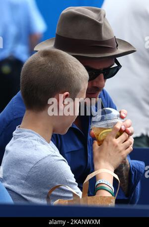 David Beckham und Romeo Beckham beobachten Sam Querrey (USA) während des Zweikampf der Männer am vierten Tag der ATP Aegon Championships im Queen's Club im Westen Londons am 22. Juni 2017 (Foto von Kieran Galvin/NurPhoto) *** Bitte nutzen Sie die Gutschrift aus dem Credit Field *** Stockfoto