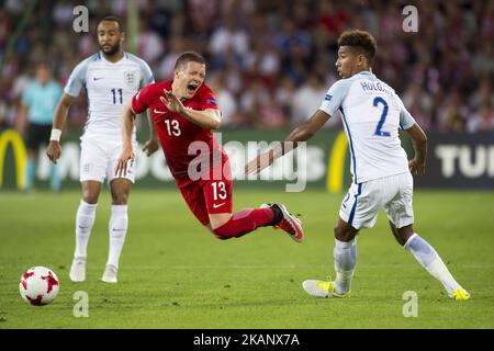 Lukasz Moneta aus Polen wurde von Mason Holgate aus England während der UEFA-U-21-Europameisterschaft 2017 gegründet Gruppe Ein Spiel zwischen England und Polen im Kielce-Stadion in Kielce, Polen am 22. Juni 2017 (Foto von Andrew Surma/NurPhoto) *** Bitte benutzen Sie die Gutschrift aus dem Credit Field *** Stockfoto