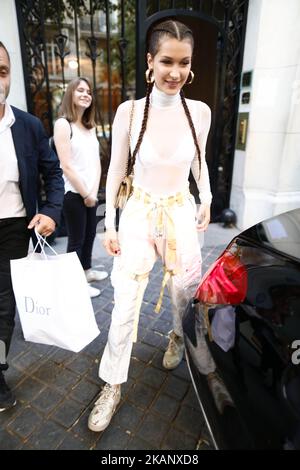 DAS US-Model Bella Hadid wird am 23. Juni 2017 während der Pariser Fashion Week - Menswear Spring/Summer 2018 in Paris, Frankreich, gesehen. (Foto von Mehdi Taamallah) *** Bitte nutzen Sie die Gutschrift aus dem Kreditfeld *** Stockfoto