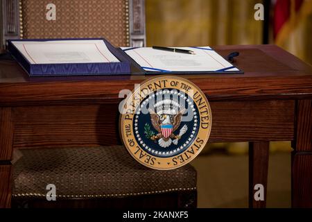 Der Tisch mit dem Präsidentensiegel, an dem Präsident Donald Trump am Freitag, den 23. Juni 2017, im East Room des Weißen Hauses den „Department of Veterans Affairs Accountability and Whistleblower Protection Act“ von 2017 unterzeichnen wird. (Foto von Cheriss May) (Foto von Cheriss May/NurPhoto) *** Bitte nutzen Sie die Gutschrift aus dem Credit Field *** Stockfoto