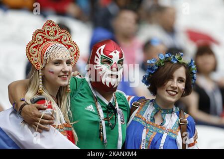 Fans von Russland und Mexiko beim Spiel der Gruppe A - FIFA Confederations Cup Russland 2017 zwischen Russland und Mexiko in der Kazan Arena am 24. Juni 2017 in Kazan, Russland. (Foto von Mike Kireev/NurPhoto) *** Bitte nutzen Sie die Gutschrift aus dem Kreditfeld *** Stockfoto