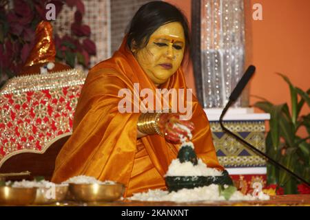 Ihre Heiligkeit Amma Sri Karunamayi verrichtet besondere Gebete während des Rudra Abhishekam (eine besondere Puja, in der Lord Shiva Reis angeboten wird) am 18. Juni 2017 im Hindu Heritage Centre in Mississauga, Ontario, Kanada. Amma Sri Karunamayi besuchte während ihrer Nordamerika-Tour mehrere Tempel in Kanada, um den Weltfrieden und die Meditation zu fördern. Ihre Heiligkeit Amma Sri Karunamayi ist eine der wenigen weiblichen heiligen Führungspersönlichkeiten des Hinduismus und ihre mitfühlenden Worte und ihre Präsenz haben Menschen verschiedenster Glaubensrichtungen weltweit Frieden und spirituelle Erleuchtung verliehen. Ihre Anhänger betrachten sie als den Avatar von Stockfoto