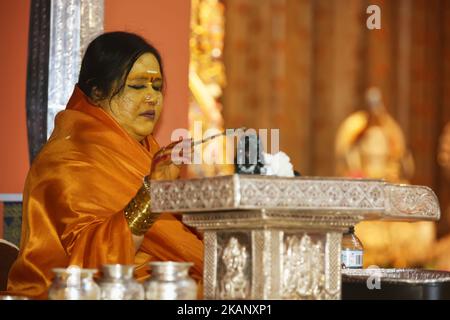 Ihre Heiligkeit Amma Sri Karunamayi verrichtet besondere Gebete während des Rudra Abhishekam (eine besondere Puja, in der Lord Shiva Reis angeboten wird) am 18. Juni 2017 im Hindu Heritage Centre in Mississauga, Ontario, Kanada. Amma Sri Karunamayi besuchte während ihrer Nordamerika-Tour mehrere Tempel in Kanada, um den Weltfrieden und die Meditation zu fördern. Ihre Heiligkeit Amma Sri Karunamayi ist eine der wenigen weiblichen heiligen Führungspersönlichkeiten des Hinduismus und ihre mitfühlenden Worte und ihre Präsenz haben Menschen verschiedenster Glaubensrichtungen weltweit Frieden und spirituelle Erleuchtung verliehen. Ihre Anhänger betrachten sie als den Avatar von Stockfoto