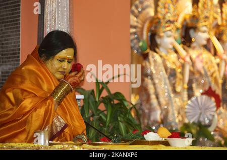 Ihre Heiligkeit Amma Sri Karunamayi verrichtet besondere Gebete während des Rudra Abhishekam (eine besondere Puja, in der Lord Shiva Reis angeboten wird) am 18. Juni 2017 im Hindu Heritage Centre in Mississauga, Ontario, Kanada. Amma Sri Karunamayi besuchte während ihrer Nordamerika-Tour mehrere Tempel in Kanada, um den Weltfrieden und die Meditation zu fördern. Ihre Heiligkeit Amma Sri Karunamayi ist eine der wenigen weiblichen heiligen Führungspersönlichkeiten des Hinduismus und ihre mitfühlenden Worte und ihre Präsenz haben Menschen verschiedenster Glaubensrichtungen weltweit Frieden und spirituelle Erleuchtung verliehen. Ihre Anhänger betrachten sie als den Avatar von Stockfoto