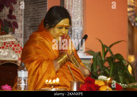 Ihre Heiligkeit Amma Sri Karunamayi verrichtet besondere Gebete während des Rudra Abhishekam (eine besondere Puja, in der Lord Shiva Reis angeboten wird) am 18. Juni 2017 im Hindu Heritage Centre in Mississauga, Ontario, Kanada. Amma Sri Karunamayi besuchte während ihrer Nordamerika-Tour mehrere Tempel in Kanada, um den Weltfrieden und die Meditation zu fördern. Ihre Heiligkeit Amma Sri Karunamayi ist eine der wenigen weiblichen heiligen Führungspersönlichkeiten des Hinduismus und ihre mitfühlenden Worte und ihre Präsenz haben Menschen verschiedenster Glaubensrichtungen weltweit Frieden und spirituelle Erleuchtung verliehen. (Foto von Creative Touch Imaging Ltd./NurPhoto Stockfoto